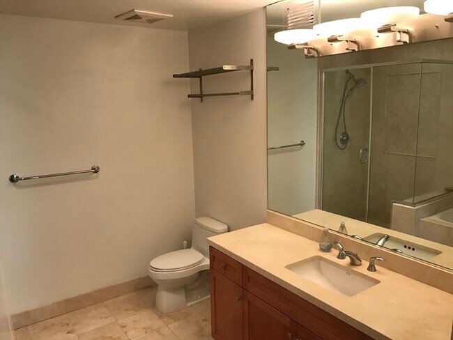 Building Photo - 1951 N Beachwood Dr