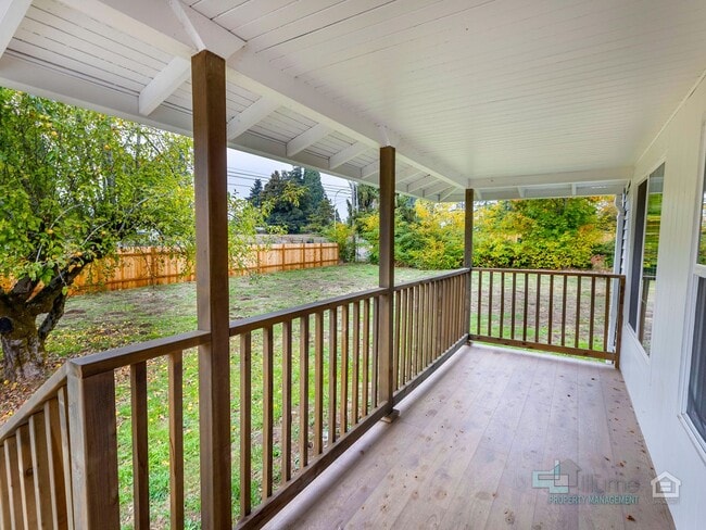 Building Photo - Beautifully Renovated furnished 3-Bedroom ...