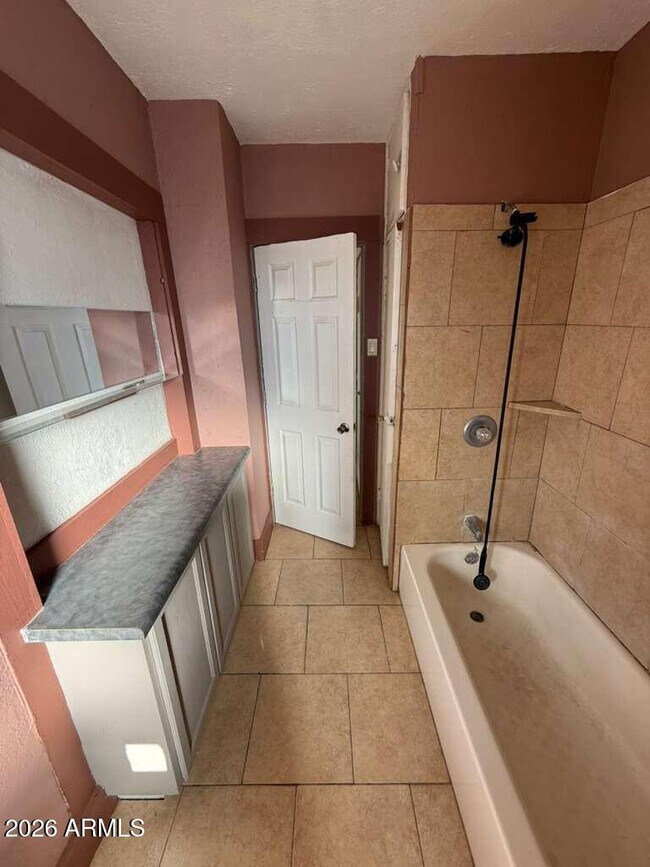 Building Photo - 1165 E 10th St