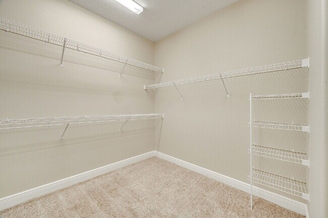 Building Photo - 4BR, 2.5BA home with resort style outdoor living!