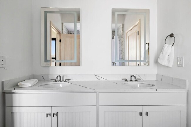 Building Photo - 2701 Bumble Bee Dr