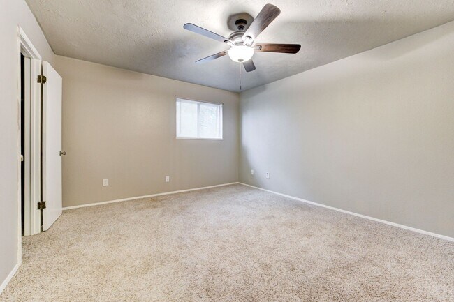 Building Photo - Cute Townhouse in the Heart of Norman, just minutes from OU!