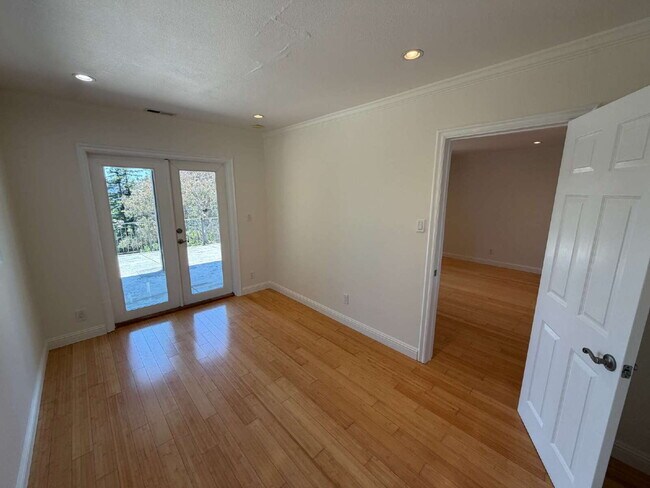 Building Photo - "Charming 2-Bedroom Retreat with Granite Accents & Gleaming Hardwood Floors in Lafayette!"