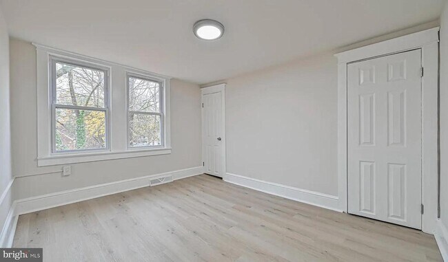 Building Photo - 2531 E Chestnut Ave