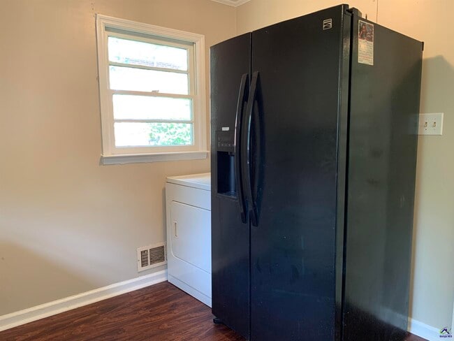 Building Photo - 3240 Commodore Dr