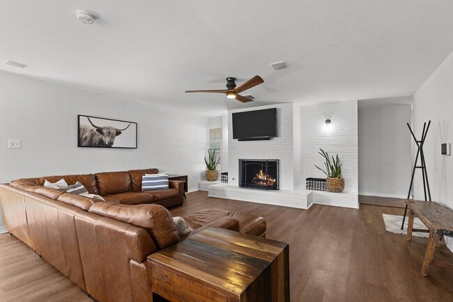 Building Photo - 3812 E Everglade Ave