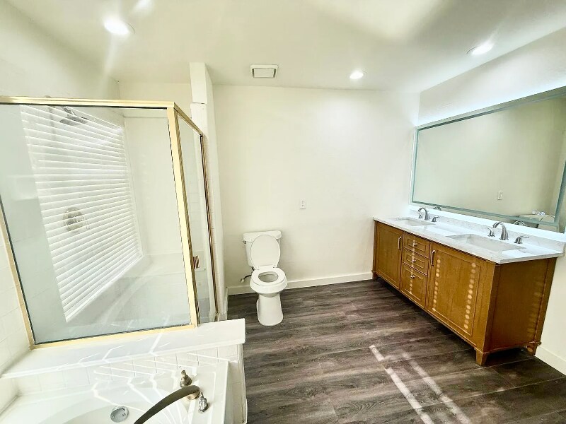 Building Photo - 2100 Riverplace Dr