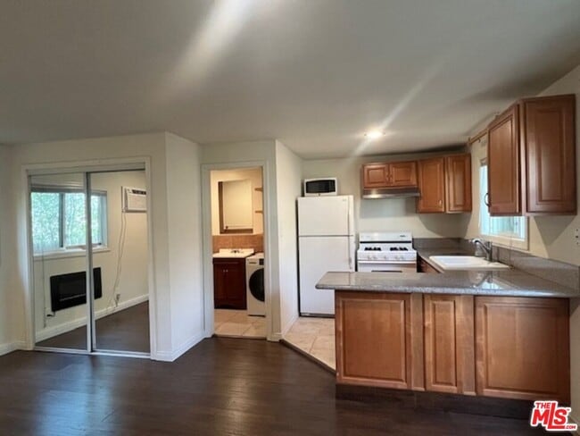 Building Photo - 3708 Altura Ave
