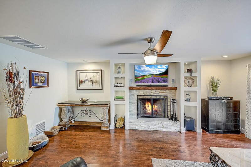 Building Photo - 5556 Floral Ave