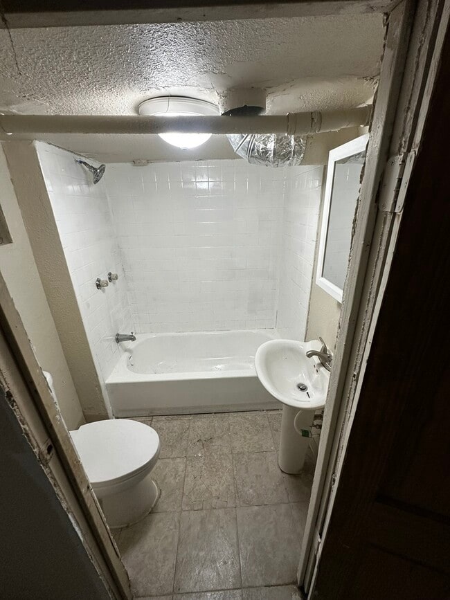 Building Photo - 435 S Poplar Ave