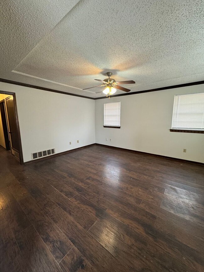 Building Photo - Great Duplex in Medical District 2 Bedroom 1 Bath Washer and Dryer Hook Ups