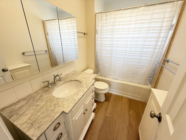 Building Photo - 1 Bed/1 Bath Upper Level Condo For Rent in Colina Del Sol!