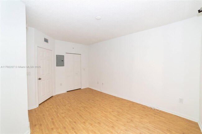 Building Photo - 17150 N Bay Rd