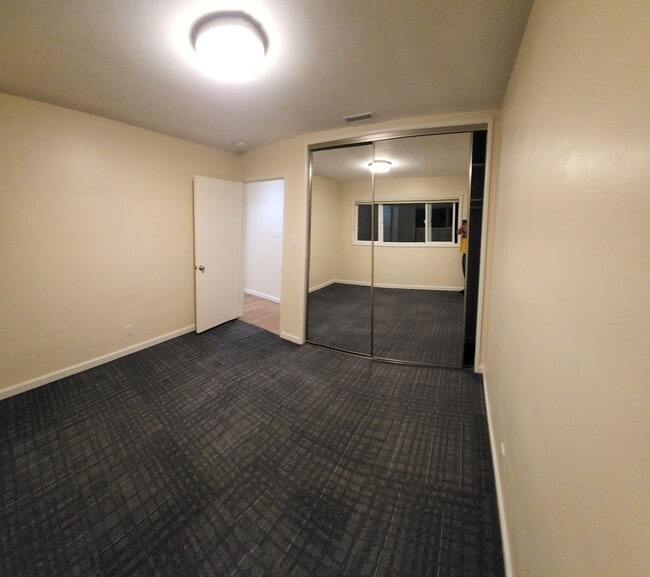 Building Photo - 5 bed 3.5 bath home close to campus!