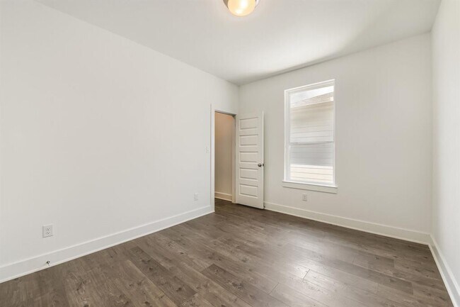 Building Photo - 1505 Seeger Dr