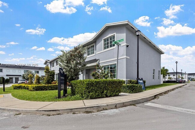 Building Photo - 436 10th Ct