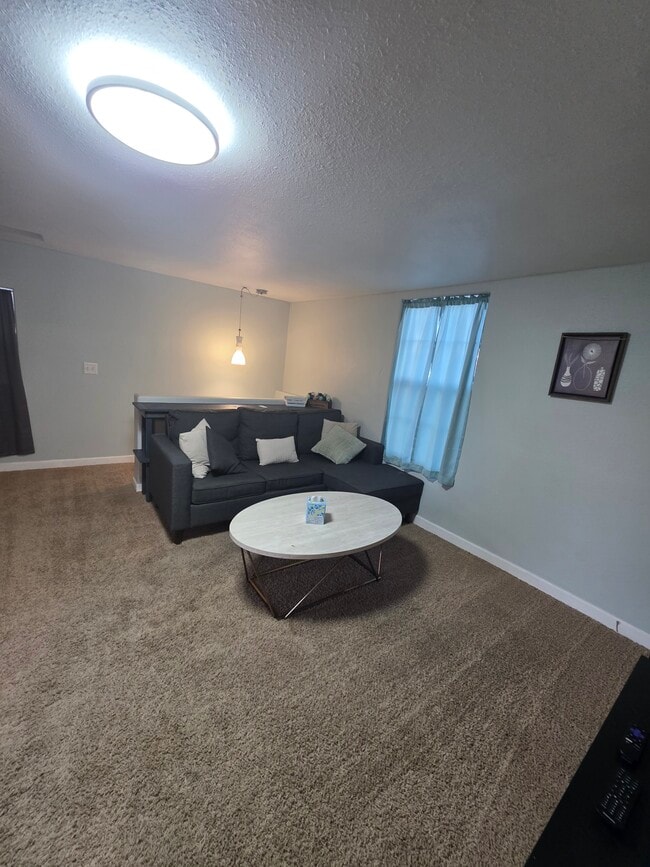 Building Photo - Oasis on F