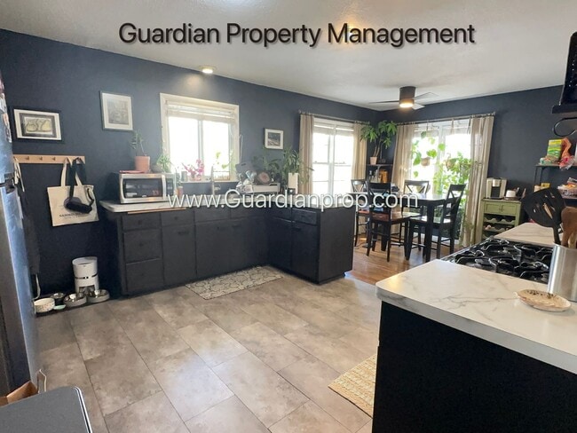 Building Photo - St Louis Park Single Family Home, Fenced In yard, Washer/Dryer, Fenced 1 Car Garage