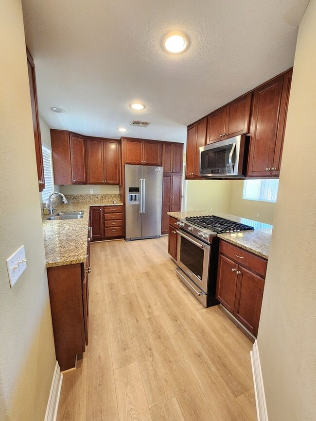 Building Photo - Copper Hills 4 Bedroom home with 3 car garage.