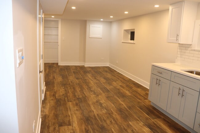 Building Photo - 3418 N Nordica Ave