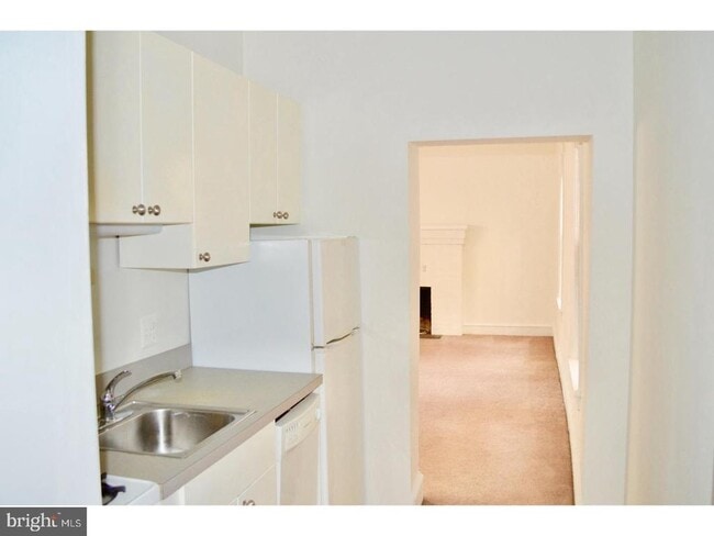 Building Photo - 332 S 17th St