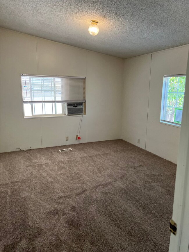 Building Photo - 3 bedroom 2 bath in Hamilton City with fru...