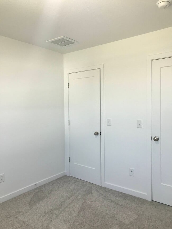 Building Photo - Executive Rental -  4 Bedroom 3 Baths