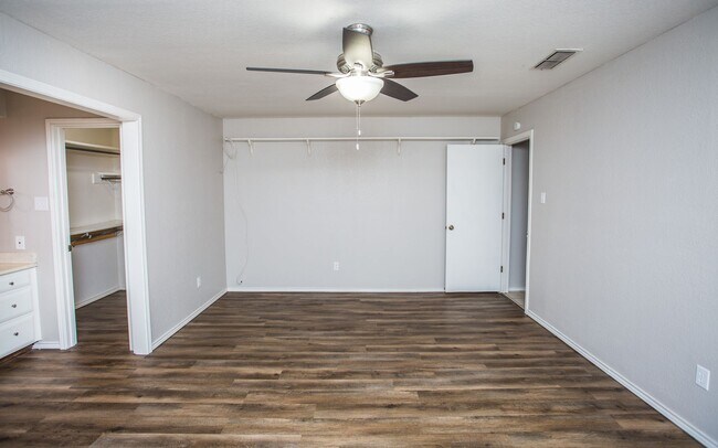 Building Photo - Available June 15th: Spacious 3 Bed, 2 Bath Ready for You!