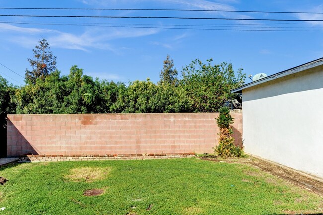 Building Photo - 1109 N Holmar Ave
