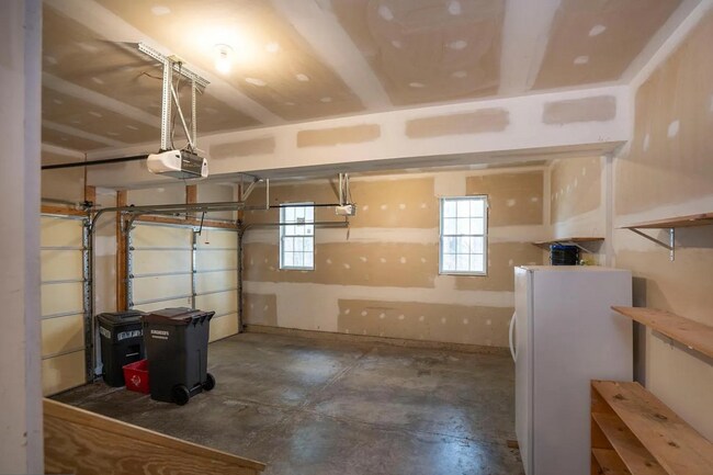 Building Photo - 4 Bedroom House For Rent
