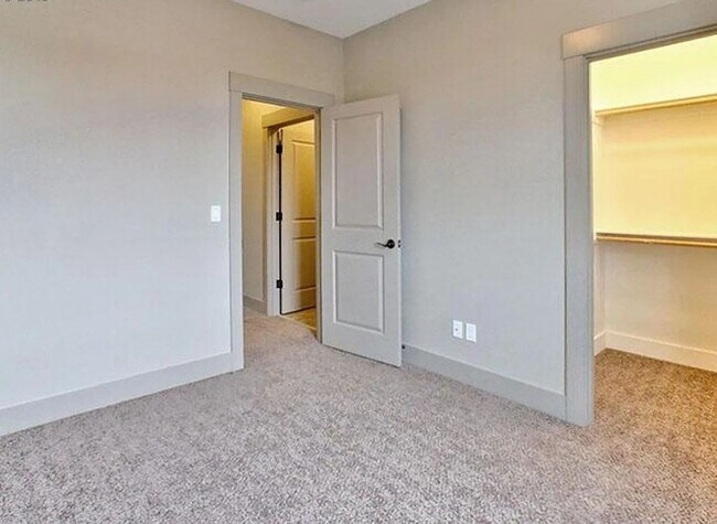 Building Photo - Arbor Lodge Neighborhood Townhome with Central A/C, Garage, In-Unit Laundry, Fenced Backyard