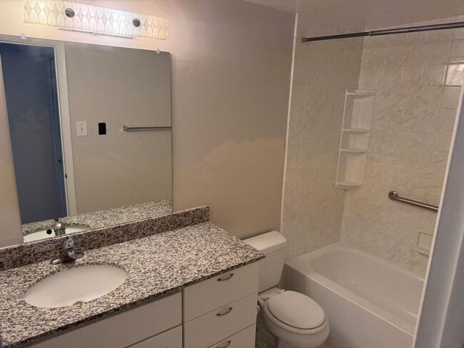 Building Photo - Spacious Ground Floor Condo in Silver Spring