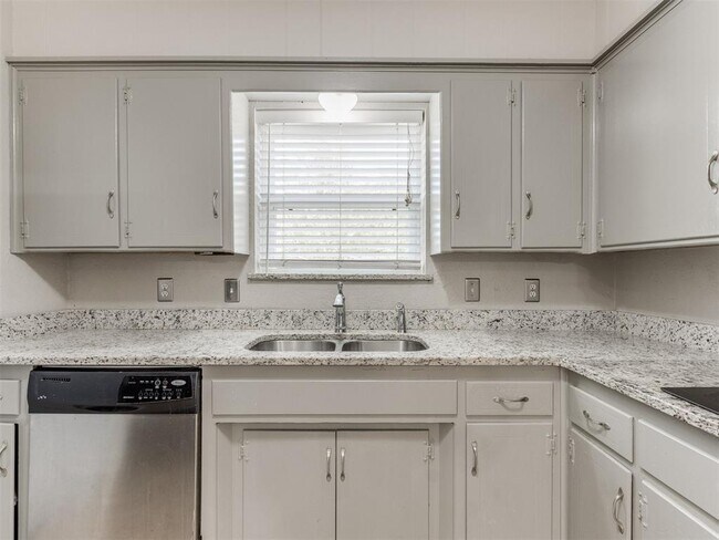 Building Photo - 339 Rosewood Dr