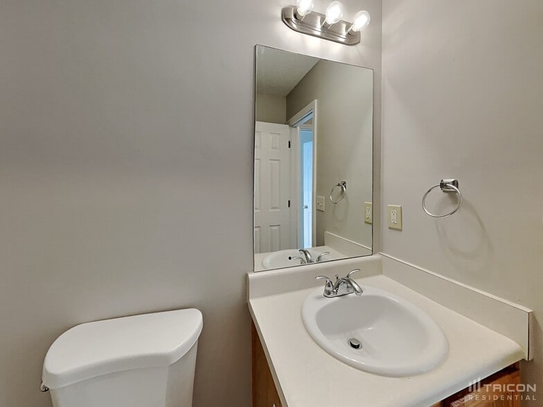 Building Photo - 5515 Sapphire Cir