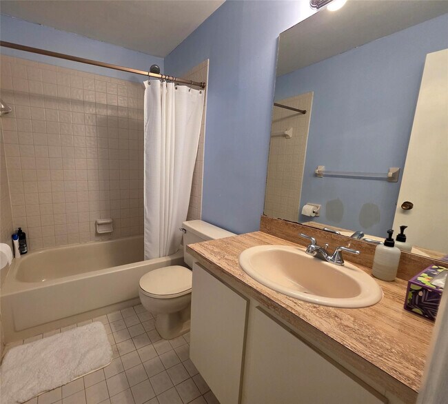 Building Photo - 817 SE 12th Ct