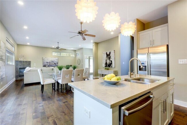 Building Photo - 2700 Cherry Ln