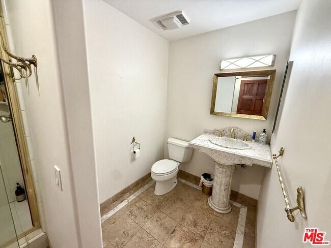 Building Photo - 10827 Pacific View Dr