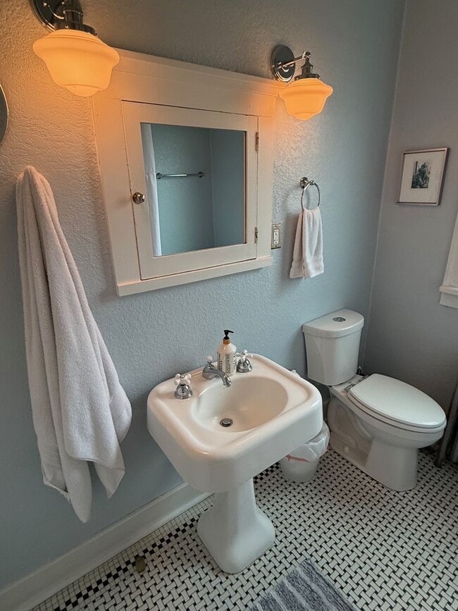 Building Photo - LOCATION LOCATION! This stunning remodeled bungalow has 4-beds and 2-baths w/ an office and is lo...