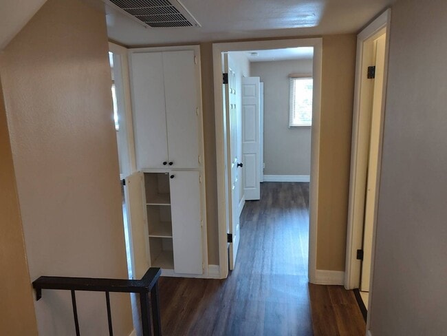 Building Photo - 3 Bedroom - 2  Bedroom - 1656 Sq. Ft - Cas...