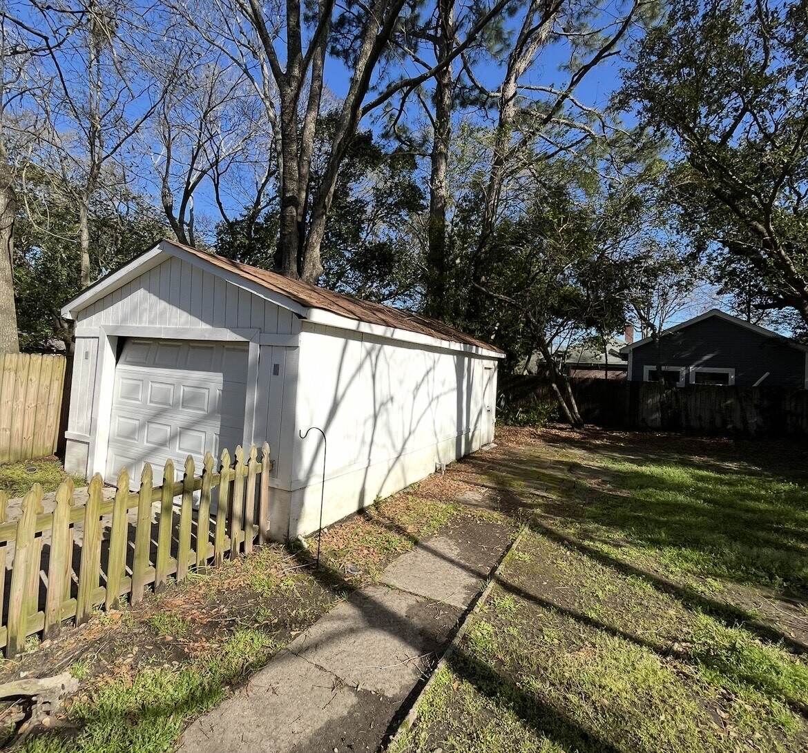 detached garage - 52 Yeadon Ave