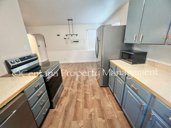 Building Photo - Large 2 bedroom house with an oversized ga...