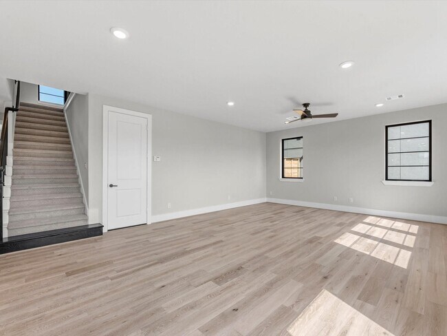 Building Photo - 12038 Royal Oaks Banner Wy