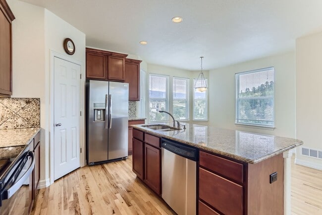 Building Photo - Beautifully maintained town-home in Centra...