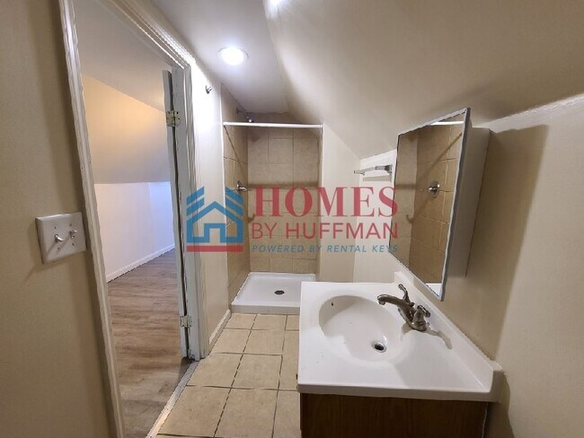 Building Photo - Three Bedroom | Two Bath House