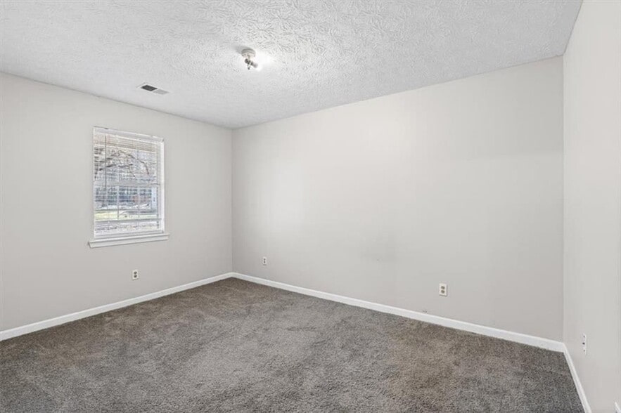 Building Photo - 120 Woodcrest Dr