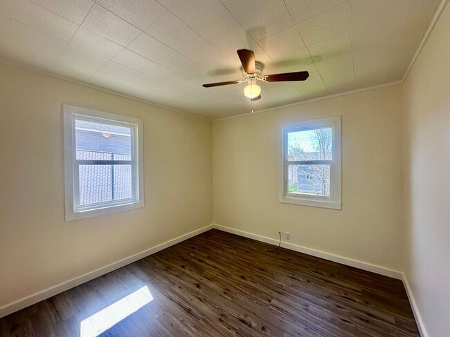 Building Photo - 2bdrm, 1 bath  HOUSE with fenced yard