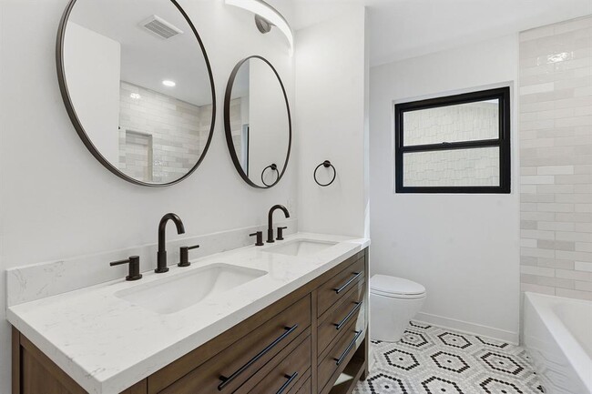 Building Photo - 5609 Mapleleaf Dr