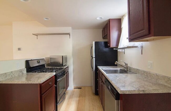 Building Photo - 45 Sterling St