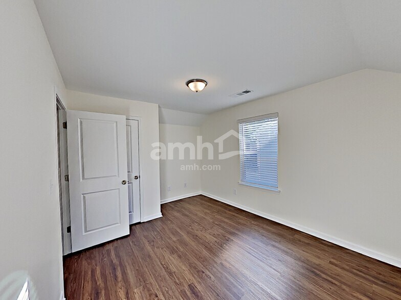 Building Photo - 573 Camp dr