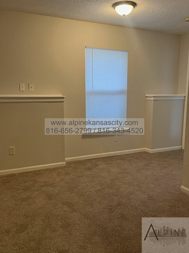 Building Photo - Spacious Gladstone Duplex, Croner Lot, 2 Car Garage!